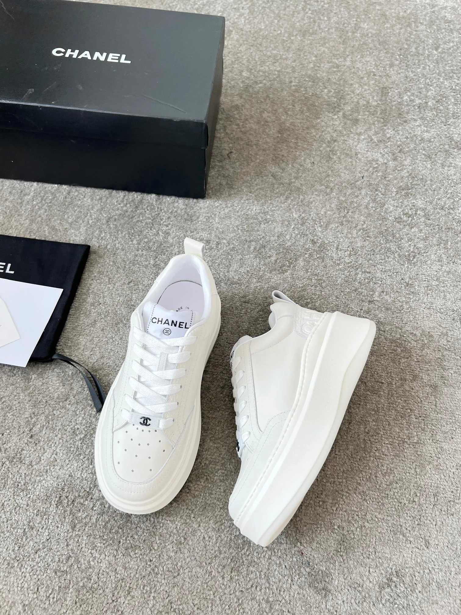 👟👟Ex-factory price 540👟👟 Super popular Chanel Chanel 2025 new casual sports shoes and sneakers. Hard to find in the counter. Super beautiful color. Very versatile. Super comfortable. Full of small fragrance. Classic, durable and versatile. The upper is made of spliced materials. Genuine cowhide, sheepskin lining, original pU+Tpa sole, good resilience. Wear light, white, white and black, white and pink code number: 35-40